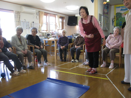 ソフトボッチャーでレクレーション・点数を競います。難しい！