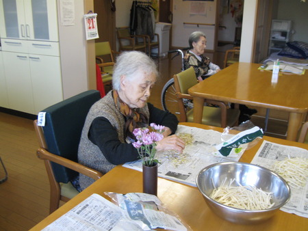 午前は調理のお手伝いです