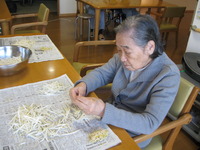 午前は調理のお手伝いです