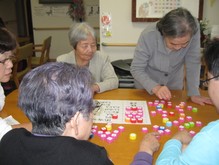 今日の午後は文字盤遊びで脳のトレーニングをしました☆