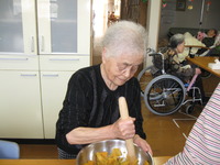 今日のランチはいもっこ焼き・マヨネーズをかけていただきます