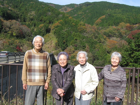 今日の午前中天気が良かったので大棚の滝に紅葉見物に