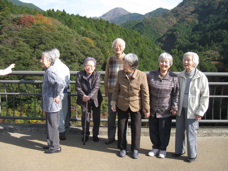 今日の午前中天気が良かったので大棚の滝に紅葉見物に