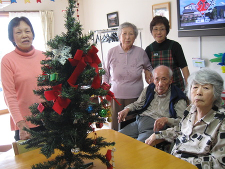 クリスマスツリーの飾りつけとおやつ作り