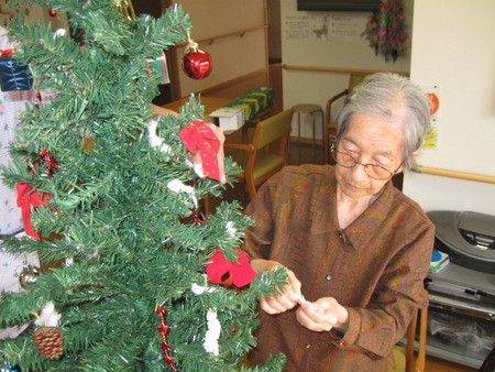 クリスマスツリーの飾りつけとおやつ作り