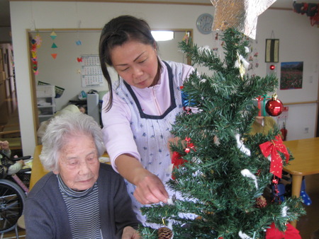 クリスマスツリーの飾りつけとおやつ作り