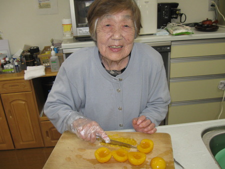 クリスマスツリーの飾りつけとおやつ作り