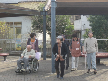 今日の午後は近くの江尾（えのう）公園へ散策に