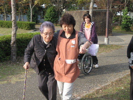 今日の午後は近くの江尾（えのう）公園へ散策に