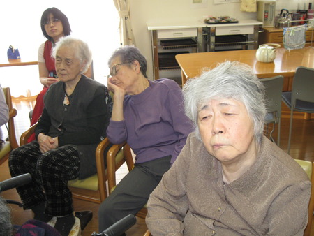 昨日はレクレーションで紙芝居で楽しみました。