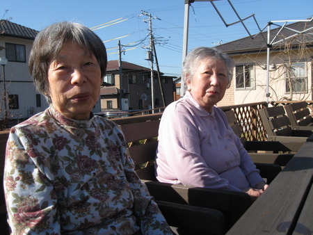 今日の午前中はは天気がいいのでウッドデッキにて音楽療法