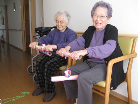 小規模では日向ぼっこをしながら糸巻き運動で～す♪♪