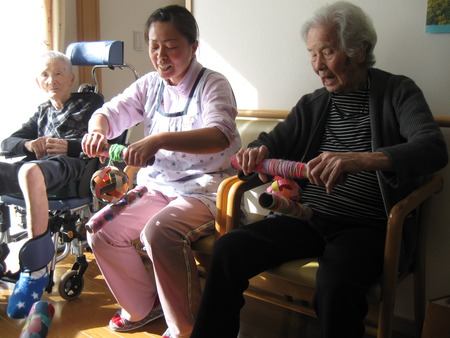 小規模では日向ぼっこをしながら糸巻き運動で～す♪♪