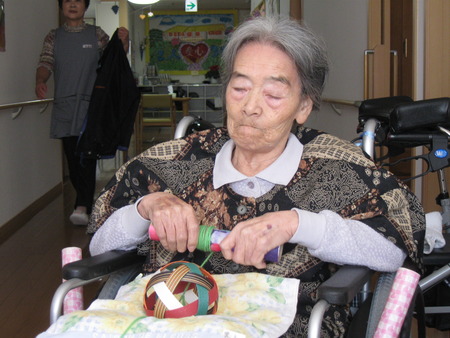 小規模では日向ぼっこをしながら糸巻き運動で～す♪♪