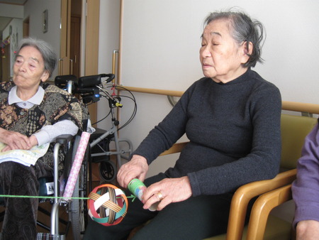 小規模では日向ぼっこをしながら糸巻き運動で～す♪♪
