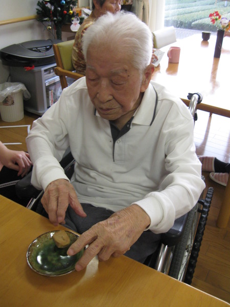 Y様自分で食べれる工夫をいろいろと図っています。