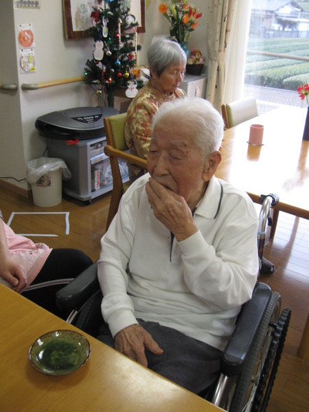 Y様自分で食べれる工夫をいろいろと図っています。