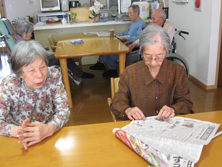 今日の午前中グループホームでは新聞紙で折ったバッグ作成