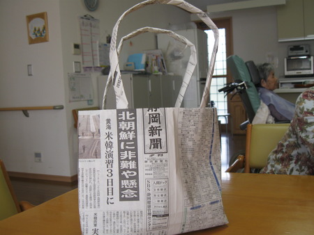 今日の午前中グループホームでは新聞紙で折ったバッグ作成