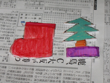 今日の午後もクリスマスツリーの飾り物を作りました。