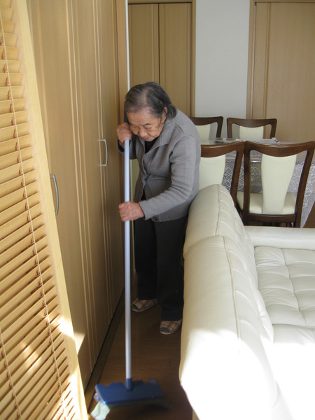 地域サロン室のお掃除を手伝っていただきました。きれい！