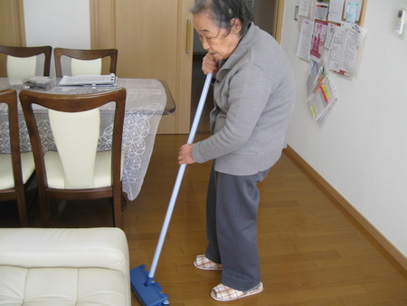 地域サロン室のお掃除を手伝っていただきました。きれい！