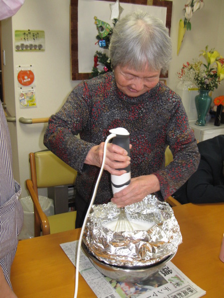 １２月生まれのお誕生会・男性利用者様２名お祝いしました