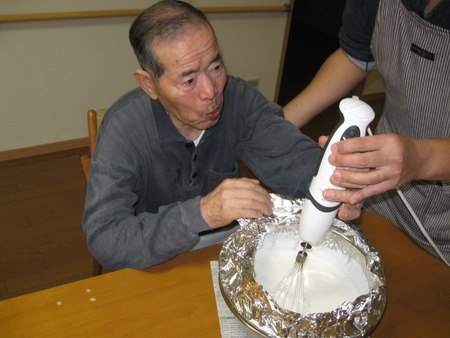 １２月生まれのお誕生会・男性利用者様２名お祝いしました