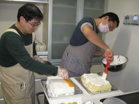 １２月生まれのお誕生会・男性利用者様２名お祝いしました