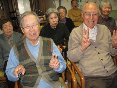 １２月生まれのお誕生会・男性利用者様２名お祝いしました