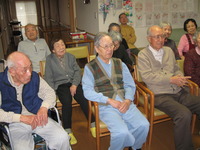 １２月生まれのお誕生会・男性利用者様２名お祝いしました