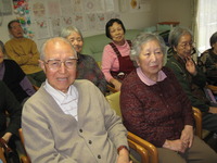 １２月生まれのお誕生会・男性利用者様２名お祝いしました