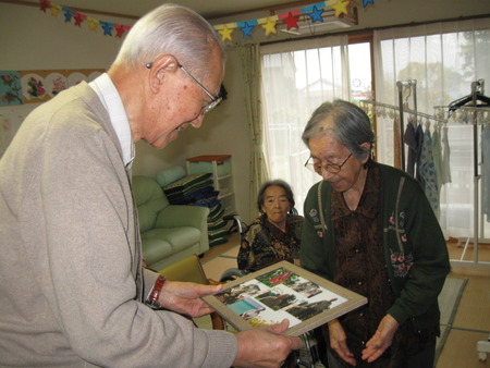 １２月生まれのお誕生会・男性利用者様２名お祝いしました