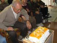 １２月生まれのお誕生会・男性利用者様２名お祝いしました