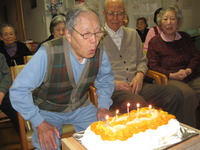 １２月生まれのお誕生会・男性利用者様２名お祝いしました