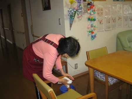 今日は椅子の清掃日。皆さんできれいにしましょう