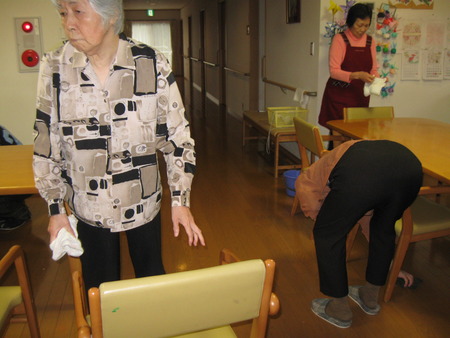 今日は椅子の清掃日。皆さんできれいにしましょう
