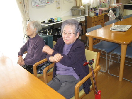 今日のランチはシチュウです。皆さんでカブを剥きましょう。