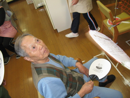 今日のレクレーションは内輪を使った風船バレー