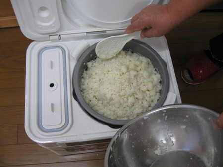 餅つき器で大福をたくさん皆さんと一緒につくり食べました