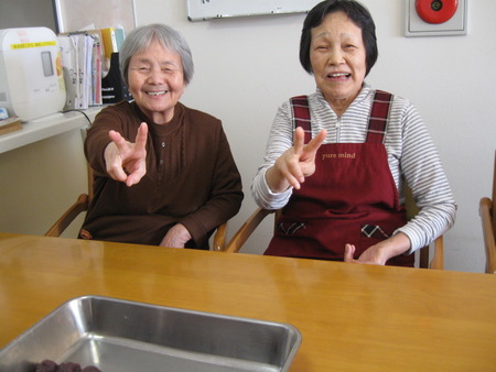 餅つき器で大福をたくさん皆さんと一緒につくり食べました