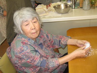 餅つき器で大福をたくさん皆さんと一緒につくり食べました