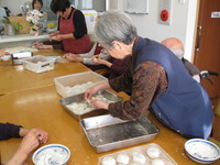 餅つき器で大福をたくさん皆さんと一緒につくり食べました