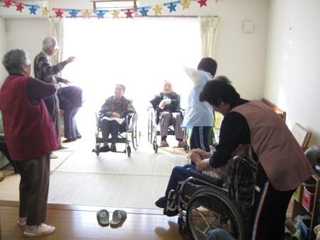 ラジオ体操は毎日の日課です。かなりの運動になりますよ☆