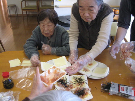 はんぺんピザを皆さんと作りました･。美味しかった.☆