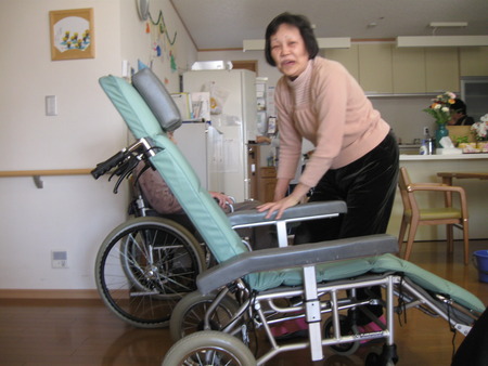 今日は椅子と車椅子の清掃日・利用者さんと一緒にきれいに