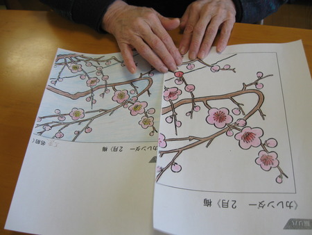 2月のカレンダー作り・皆さんで和気あいあいと