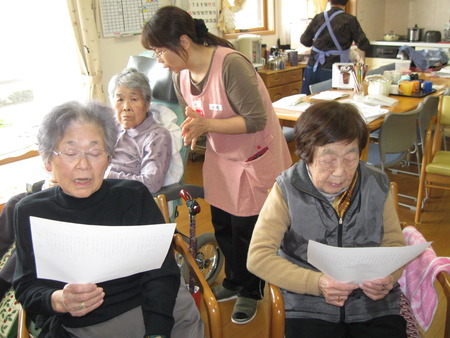 今日のレクは梅干の歌を唄いながら体操です