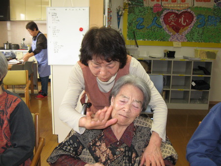今日のレクは梅干の歌を唄いながら体操です