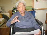 今日のレクは梅干の歌を唄いながら体操です